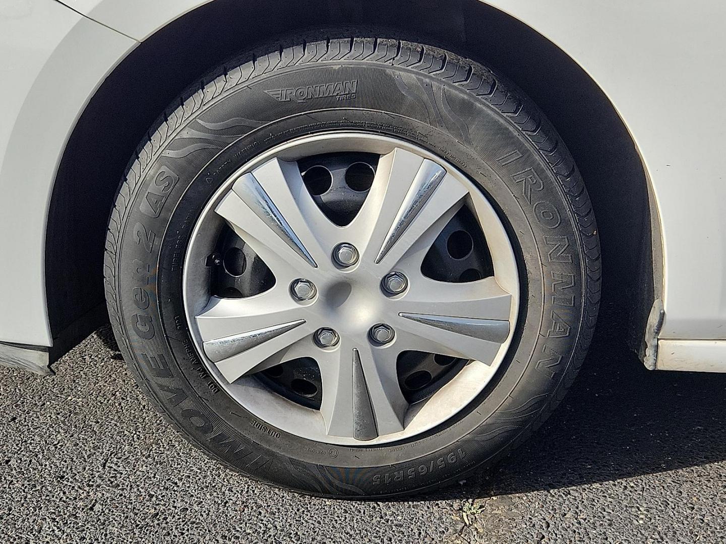 2019 WHITE /Grey Chevrolet Cruze LS (1G1BC5SM4K7) with an 1.4L I-4 gasoline direct injection, DOHC, VVT variable valve control, intercooled turbo, regular unleaded, engine with 153HP engine, located at 4110 Avenue Q, Lubbock, 79412, 33.556553, -101.855820 - Photo#4