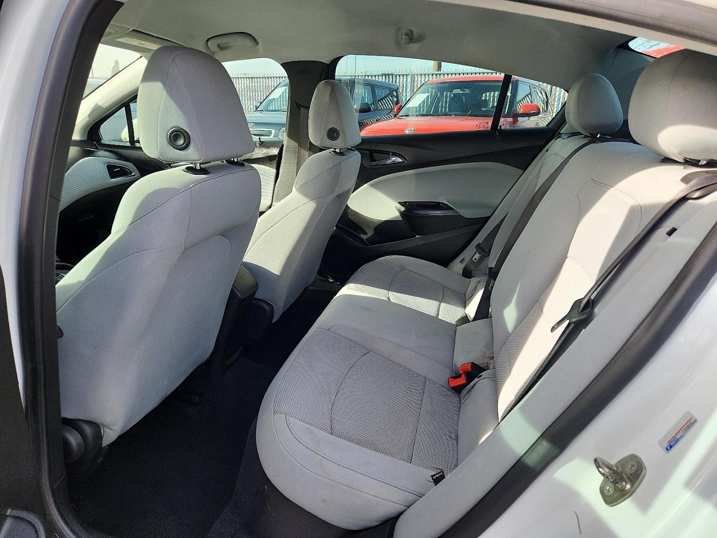 2019 WHITE /Grey Chevrolet Cruze LS (1G1BC5SM4K7) with an 1.4L I-4 gasoline direct injection, DOHC, VVT variable valve control, intercooled turbo, regular unleaded, engine with 153HP engine, located at 4110 Avenue Q, Lubbock, 79412, 33.556553, -101.855820 - Photo#5