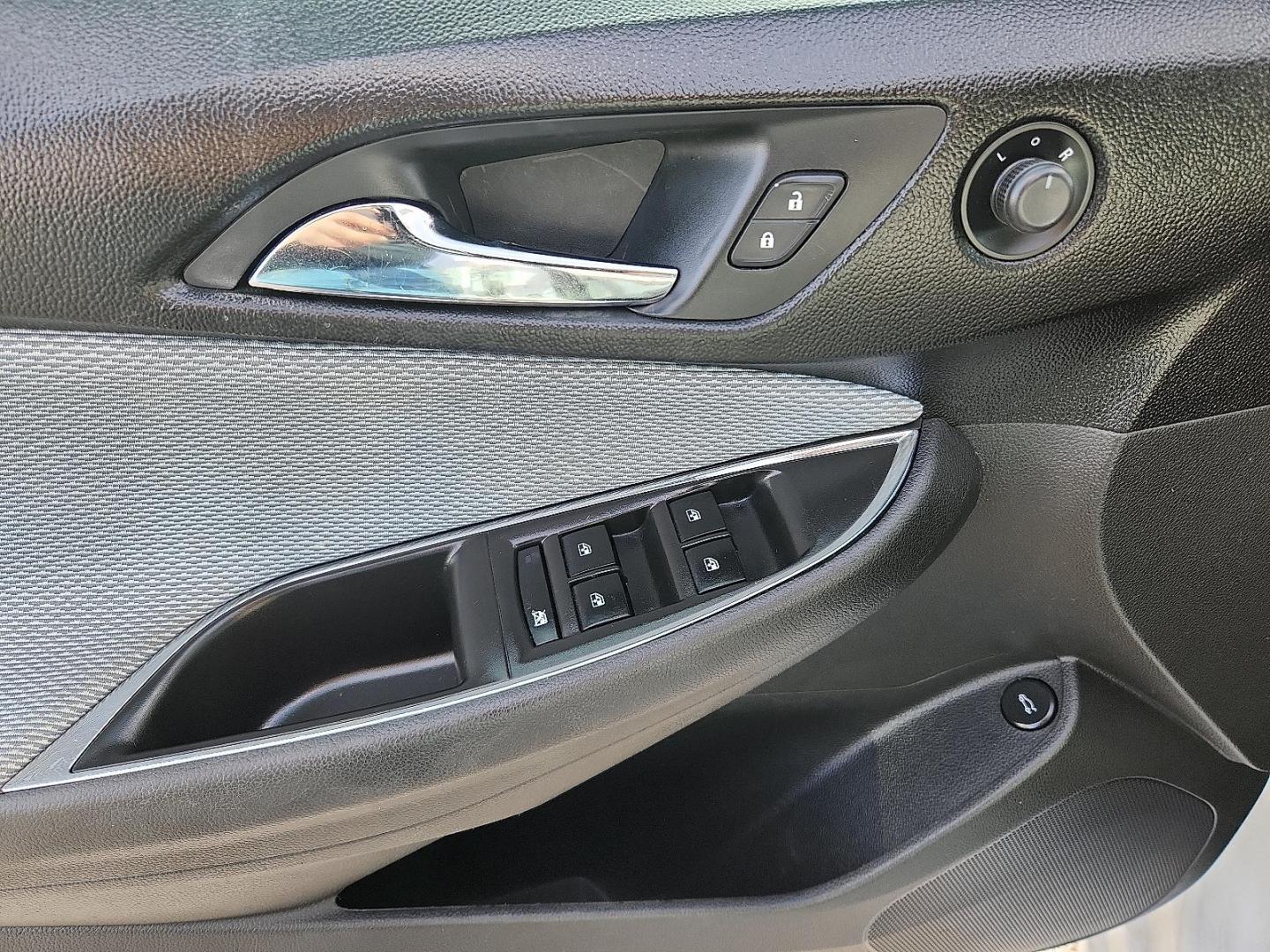 2019 WHITE /Grey Chevrolet Cruze LS (1G1BC5SM4K7) with an 1.4L I-4 gasoline direct injection, DOHC, VVT variable valve control, intercooled turbo, regular unleaded, engine with 153HP engine, located at 4110 Avenue Q, Lubbock, 79412, 33.556553, -101.855820 - Photo#7