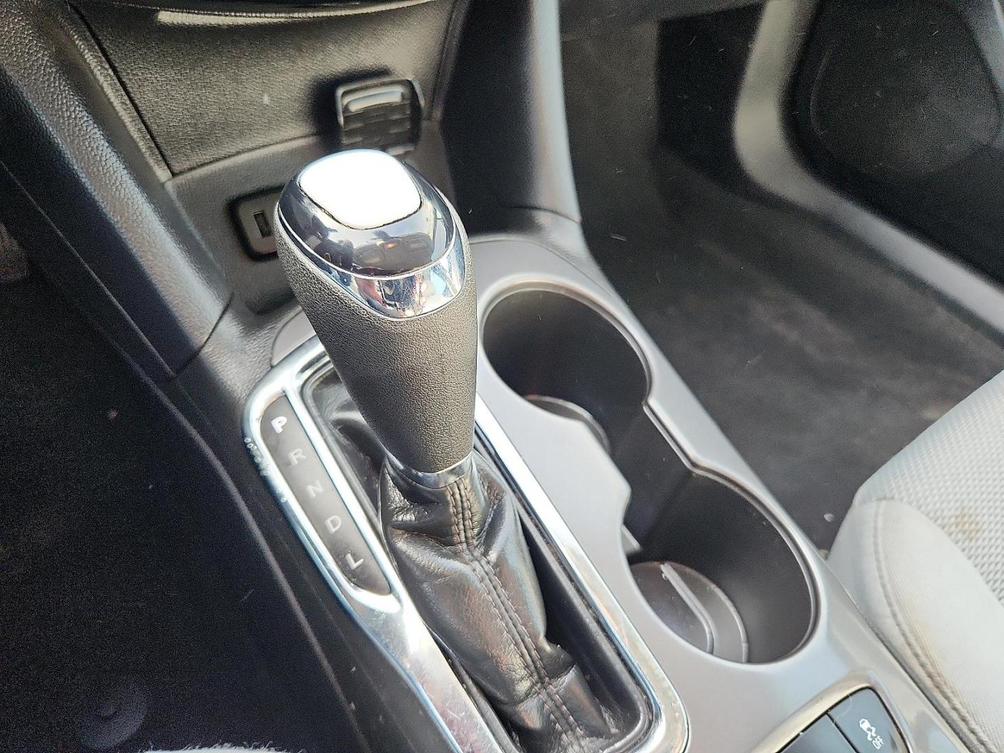 2019 WHITE /Grey Chevrolet Cruze LS (1G1BC5SM4K7) with an 1.4L I-4 gasoline direct injection, DOHC, VVT variable valve control, intercooled turbo, regular unleaded, engine with 153HP engine, located at 4110 Avenue Q, Lubbock, 79412, 33.556553, -101.855820 - Photo#8