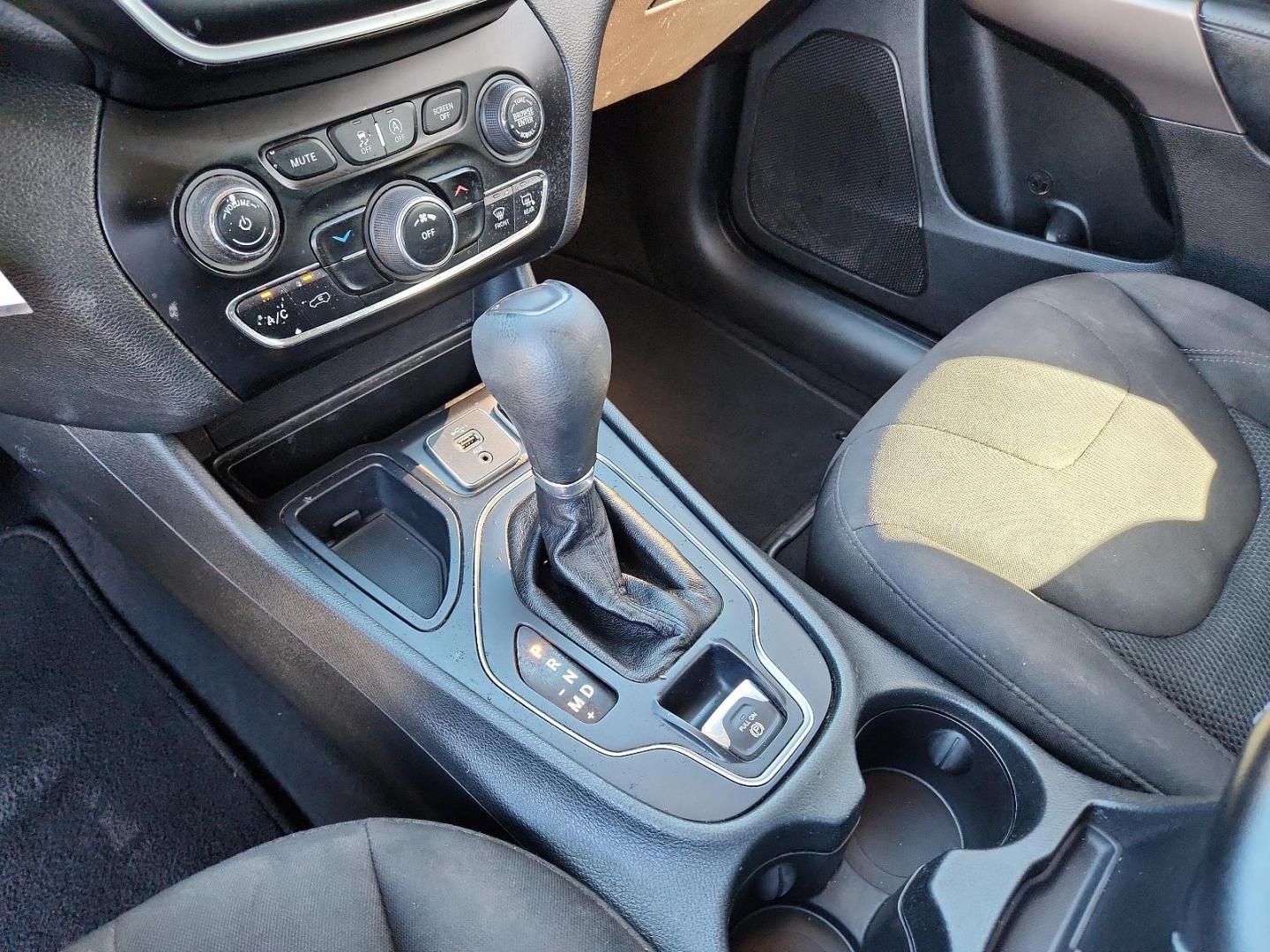2019 SILVER Jeep Cherokee Latitude FWD (1C4PJLCB0KD) with an MultiAir2 Tigershark 2.4L I-4 variable valve control, regular unleaded, engine with 180HP engine, located at 4110 Avenue Q, Lubbock, 79412, 33.556553, -101.855820 - 03/08/2025 KEY IN ENVELOPE GOD - Photo#11