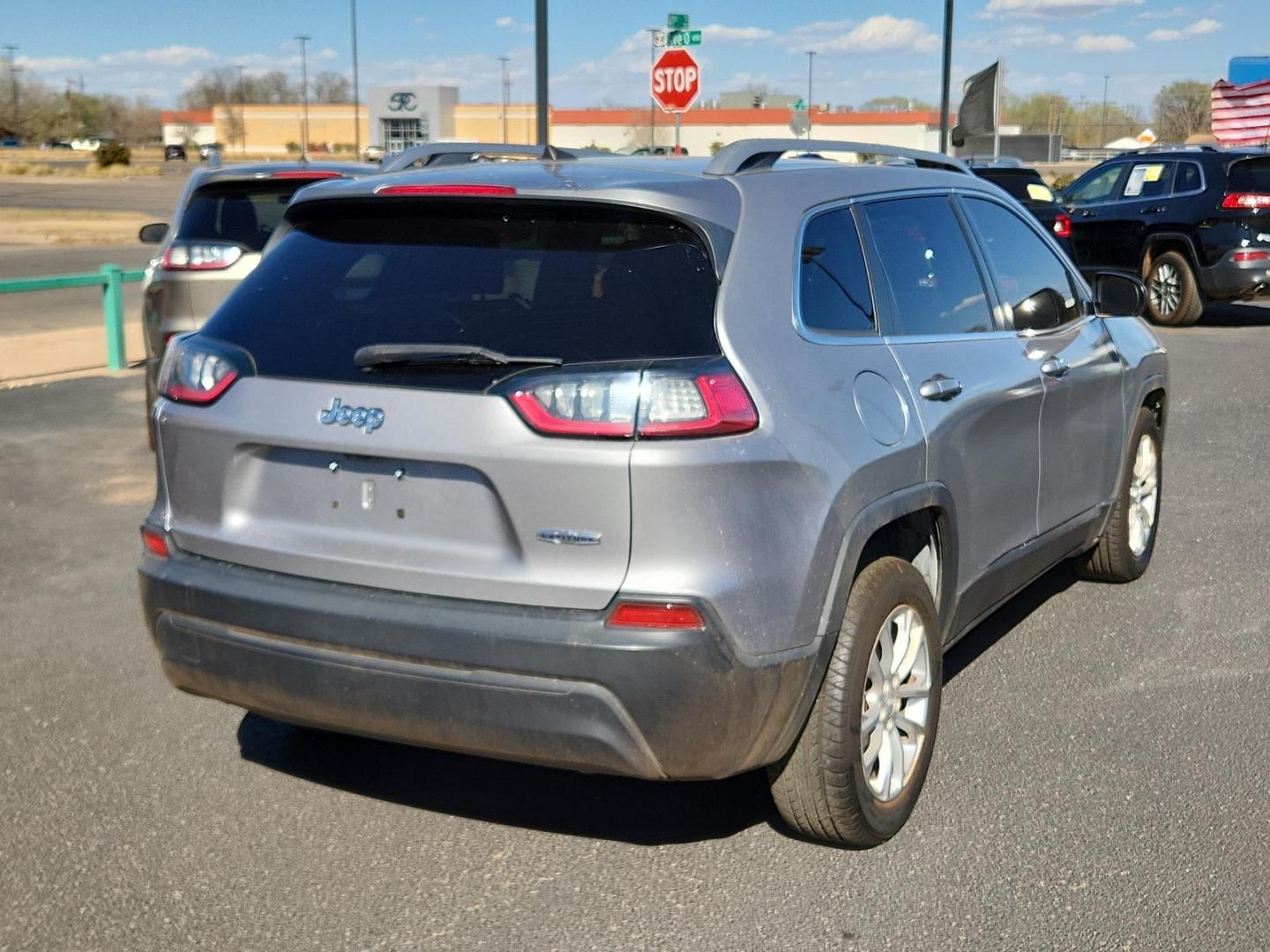 2019 SILVER Jeep Cherokee Latitude FWD (1C4PJLCB0KD) with an MultiAir2 Tigershark 2.4L I-4 variable valve control, regular unleaded, engine with 180HP engine, located at 4110 Avenue Q, Lubbock, 79412, 33.556553, -101.855820 - 03/08/2025 KEY IN ENVELOPE GOD - Photo#1