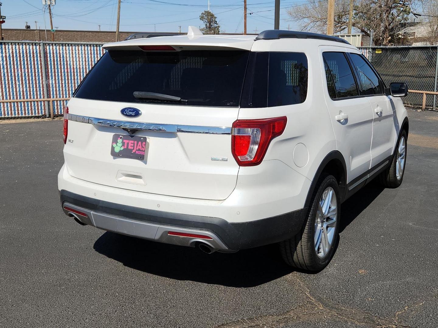 2016 WHITE Ford Explorer XLT (1FM5K8D80GG) with an ENGINE: 3.5L TI-VCT V6 engine, located at 4110 Avenue Q, Lubbock, 79412, 33.556553, -101.855820 - 03/15/2025 KEY IN ENVELOPE GOD - Photo#1