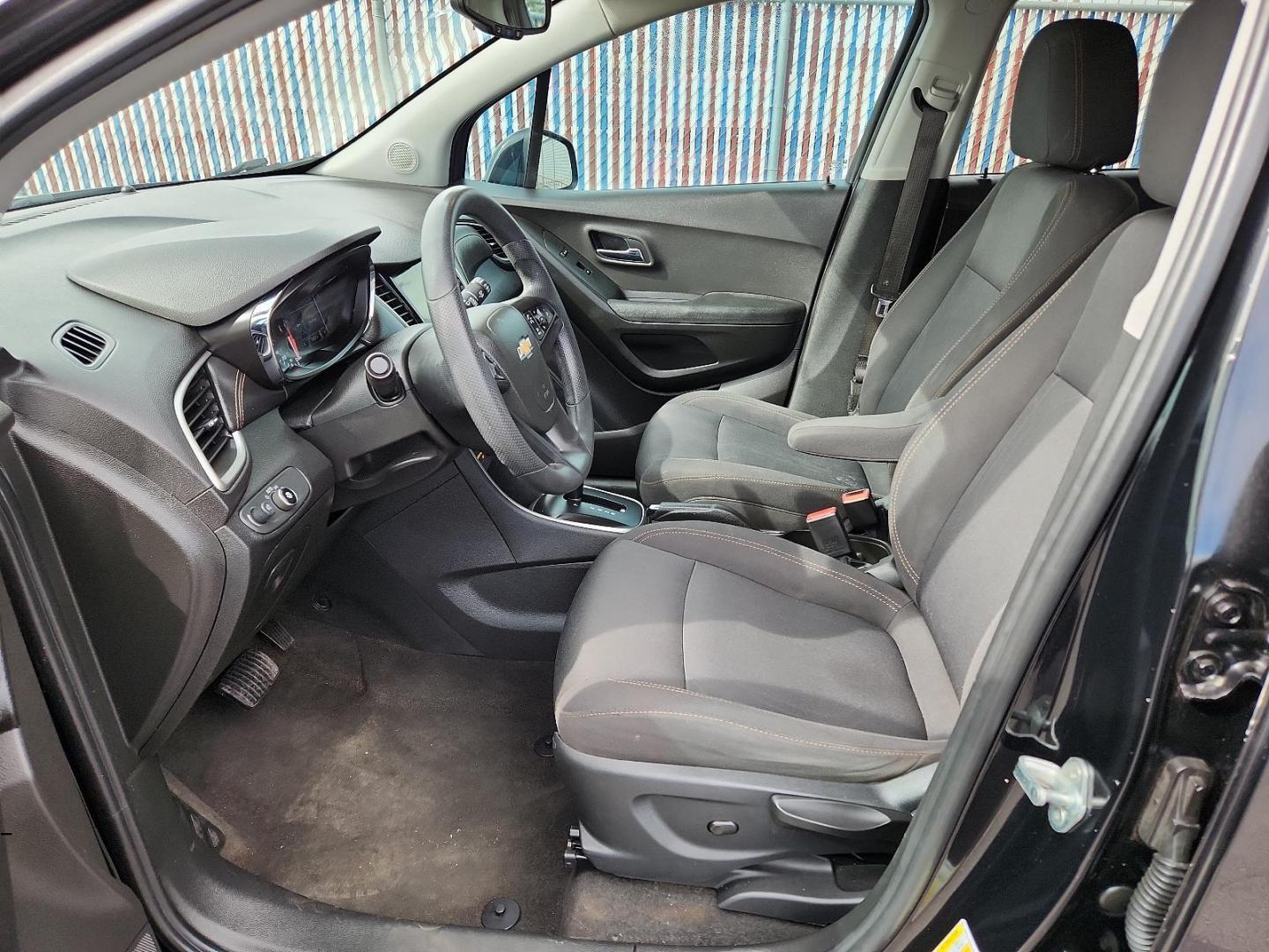2018 BLACK Chevrolet Trax LT (3GNCJLSB3JL) with an ECOTEC 1.4L I-4 DOHC, VVT variable valve control, intercooled turbo, regular unleaded, engine with 138HP engine, located at 4110 Avenue Q, Lubbock, 79412, 33.556553, -101.855820 - Photo#6