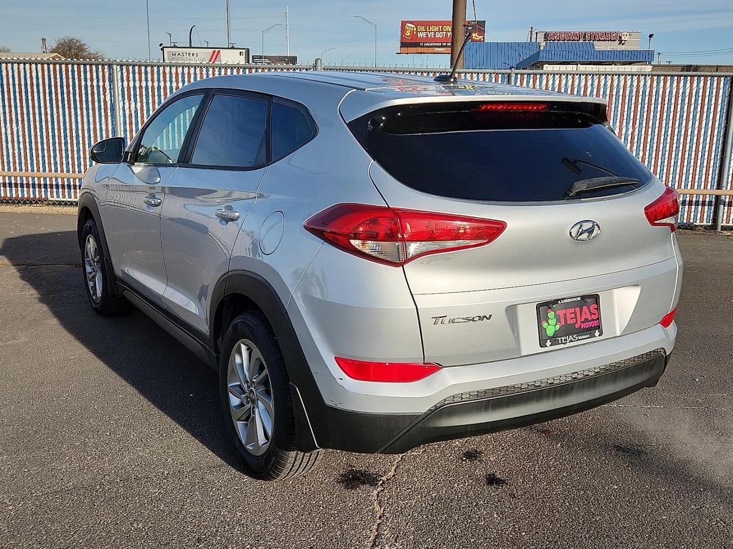 2017 Molten Silver - T8T /Gray - TGG Hyundai Tucson SE (KM8J23A48HU) with an Nu 2L I-4 gasoline direct injection, DOHC, D-CVVT variable valve control, regular unleaded, engine with 164HP engine, located at 4110 Avenue Q, Lubbock, 79412, 33.556553, -101.855820 - Photo#2