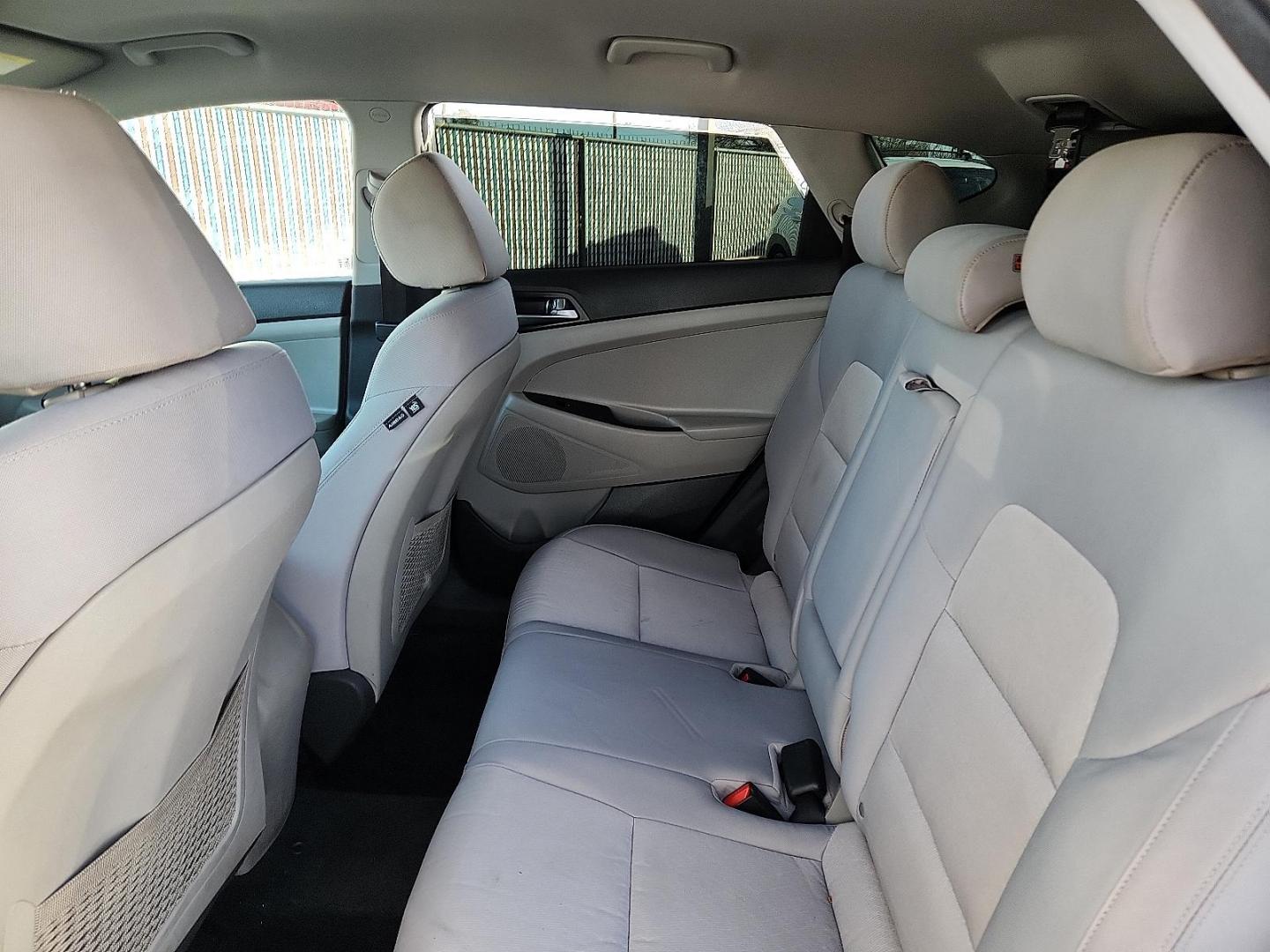 2017 Molten Silver - T8T /Gray - TGG Hyundai Tucson SE (KM8J23A48HU) with an Nu 2L I-4 gasoline direct injection, DOHC, D-CVVT variable valve control, regular unleaded, engine with 164HP engine, located at 4110 Avenue Q, Lubbock, 79412, 33.556553, -101.855820 - Photo#4