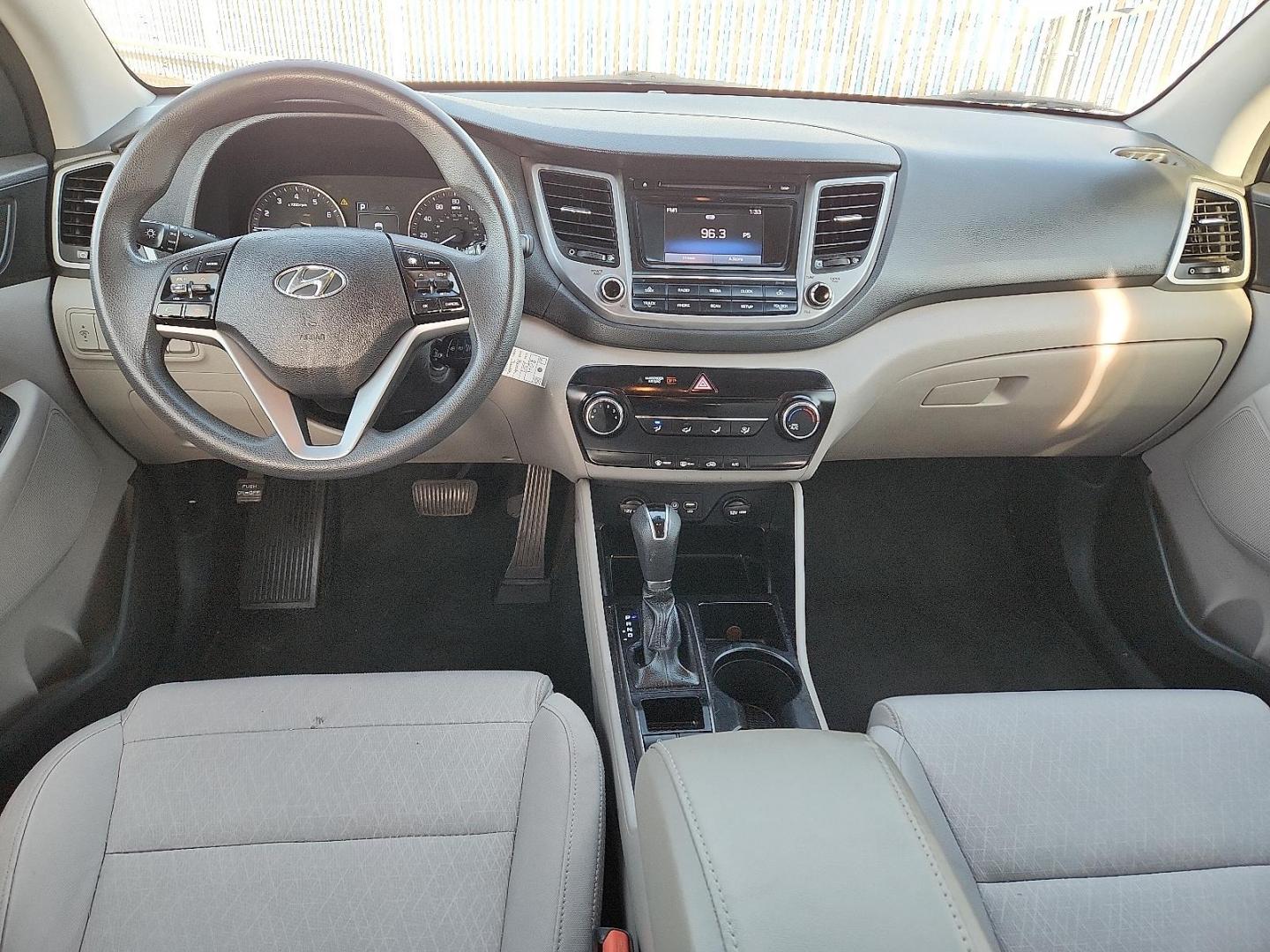 2017 Molten Silver - T8T /Gray - TGG Hyundai Tucson SE (KM8J23A48HU) with an Nu 2L I-4 gasoline direct injection, DOHC, D-CVVT variable valve control, regular unleaded, engine with 164HP engine, located at 4110 Avenue Q, Lubbock, 79412, 33.556553, -101.855820 - Photo#5