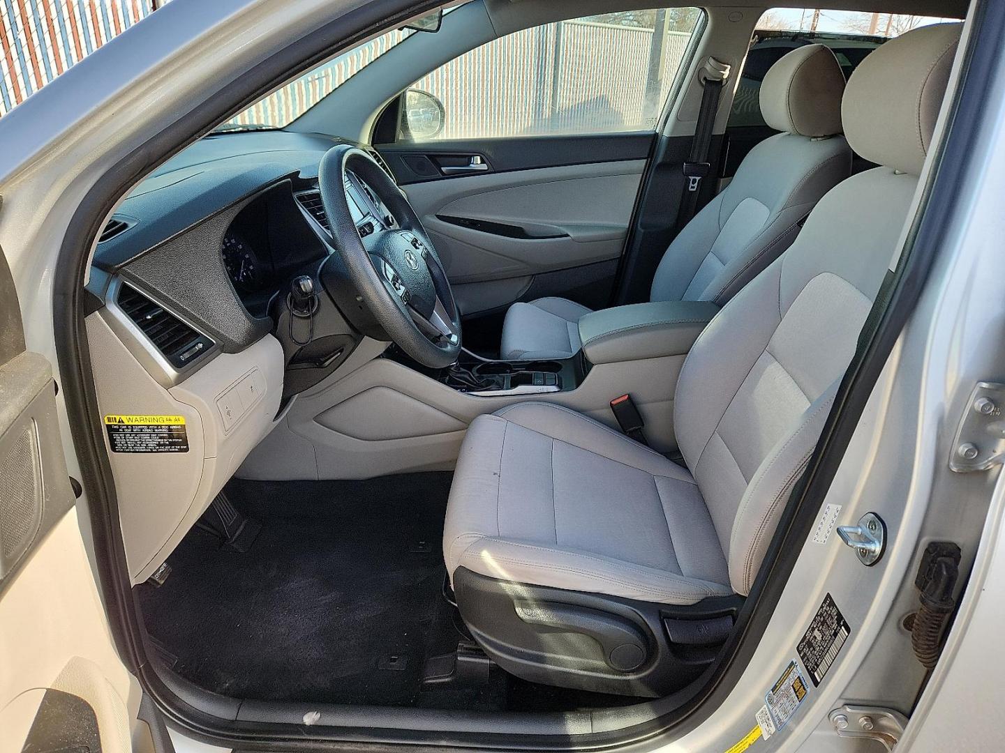 2017 Molten Silver - T8T /Gray - TGG Hyundai Tucson SE (KM8J23A48HU) with an Nu 2L I-4 gasoline direct injection, DOHC, D-CVVT variable valve control, regular unleaded, engine with 164HP engine, located at 4110 Avenue Q, Lubbock, 79412, 33.556553, -101.855820 - Photo#6