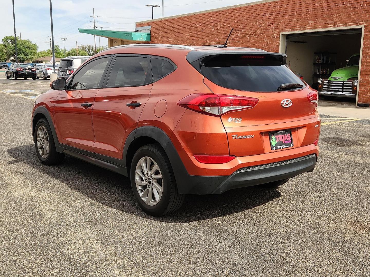 2016 Sedona Sunset - SA5 /Gray - TGG Hyundai Tucson SE (KM8J3CA44GU) with an Nu 2L I-4 gasoline direct injection, DOHC, variable valve control, regular unleaded, engine with 164HP engine, located at 4110 Avenue Q, Lubbock, 79412, 33.556553, -101.855820 - Photo#2