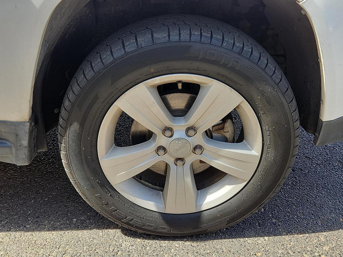 2014 WHITE /Light Pebble Beige/Dark Slate Gray - DK Jeep Compass Latitude (1C4NJCEB5ED) with an 2.4L I-4 DOHC, variable valve control, regular unleaded, engine with 172HP engine, located at 4110 Avenue Q, Lubbock, 79412, 33.556553, -101.855820 - Photo#4