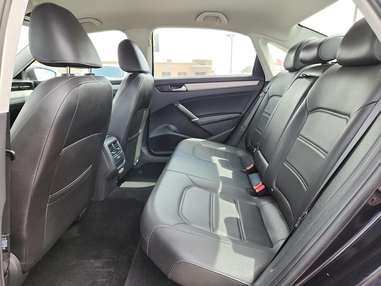2020 /Titan Black - HL Volkswagen Passat 2.0T SE (1VWSA7A35LC) with an 2L I-4 gasoline direct injection, DOHC, variable valve control, intercooled turbo, regular unleaded, engine with 174HP engine, located at 4110 Avenue Q, Lubbock, 79412, 33.556553, -101.855820 - Photo#5