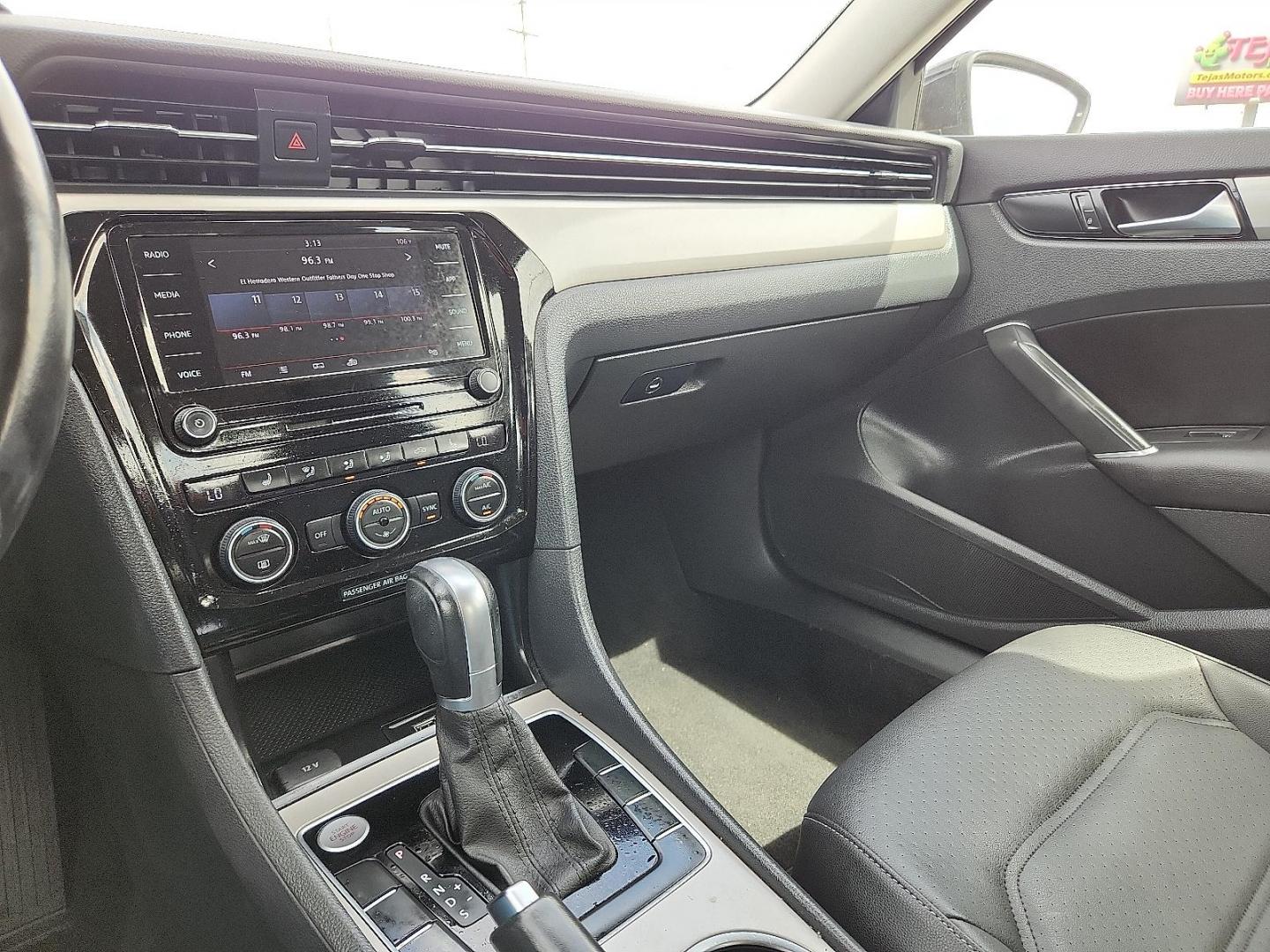 2020 /Titan Black - HL Volkswagen Passat 2.0T SE (1VWSA7A35LC) with an 2L I-4 gasoline direct injection, DOHC, variable valve control, intercooled turbo, regular unleaded, engine with 174HP engine, located at 4110 Avenue Q, Lubbock, 79412, 33.556553, -101.855820 - Photo#11