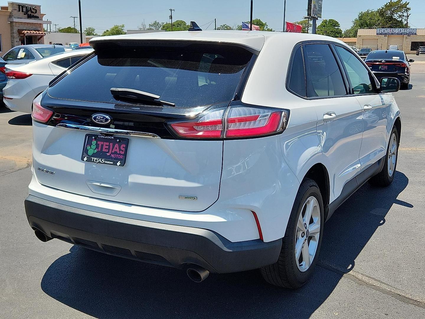2019 Oxford White Ford Edge SE (2FMPK3G97KB) with an EcoBoost 2L I-4 gasoline direct injection, DOHC, variable valve control, intercooled turbo, premium unleaded, engine with 250HP engine, located at 4110 Avenue Q, Lubbock, 79412, 33.556553, -101.855820 - Photo#1