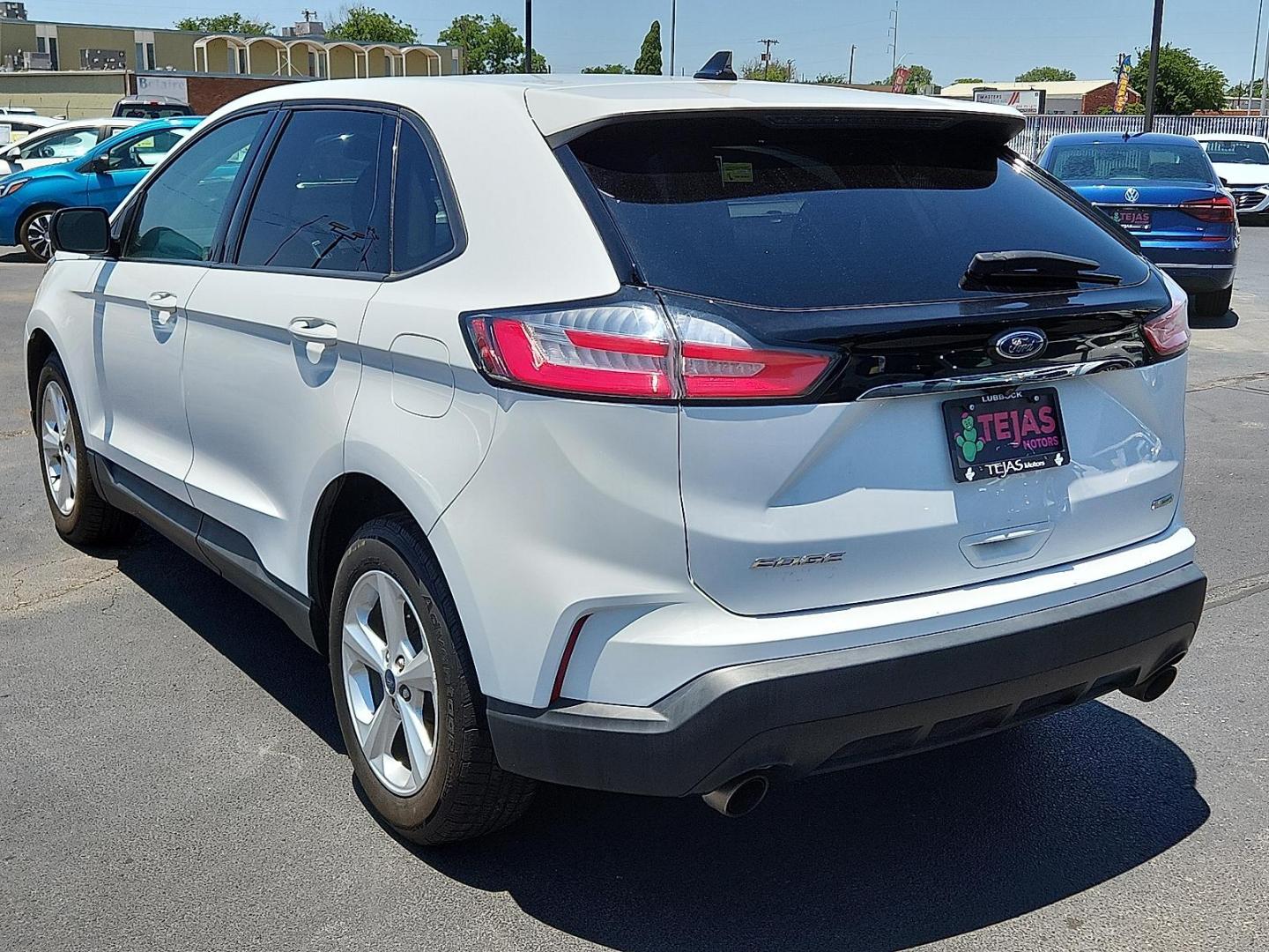 2019 Oxford White Ford Edge SE (2FMPK3G97KB) with an EcoBoost 2L I-4 gasoline direct injection, DOHC, variable valve control, intercooled turbo, premium unleaded, engine with 250HP engine, located at 4110 Avenue Q, Lubbock, 79412, 33.556553, -101.855820 - Photo#2