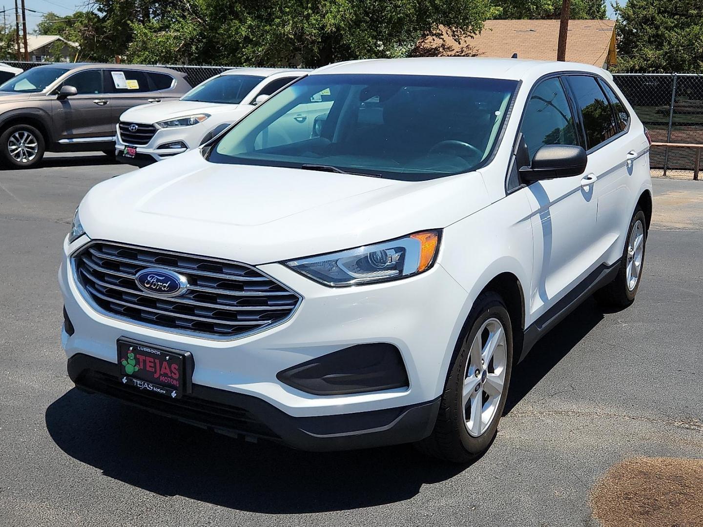 2019 Oxford White Ford Edge SE (2FMPK3G97KB) with an EcoBoost 2L I-4 gasoline direct injection, DOHC, variable valve control, intercooled turbo, premium unleaded, engine with 250HP engine, located at 4110 Avenue Q, Lubbock, 79412, 33.556553, -101.855820 - Photo#3