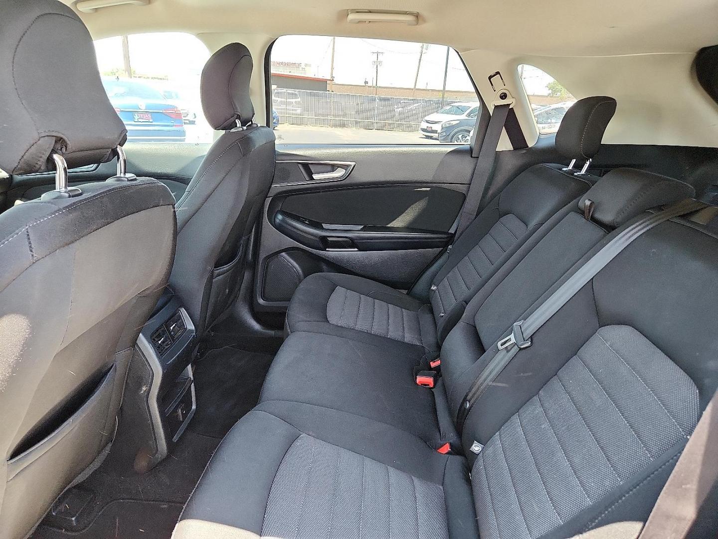 2019 Oxford White Ford Edge SE (2FMPK3G97KB) with an EcoBoost 2L I-4 gasoline direct injection, DOHC, variable valve control, intercooled turbo, premium unleaded, engine with 250HP engine, located at 4110 Avenue Q, Lubbock, 79412, 33.556553, -101.855820 - Photo#4