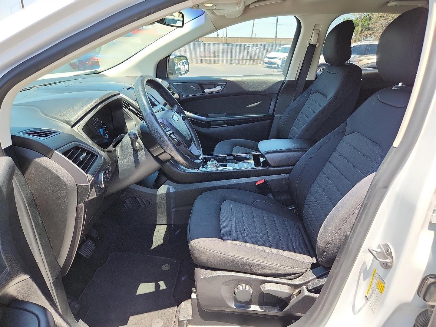 2019 Oxford White Ford Edge SE (2FMPK3G97KB) with an EcoBoost 2L I-4 gasoline direct injection, DOHC, variable valve control, intercooled turbo, premium unleaded, engine with 250HP engine, located at 4110 Avenue Q, Lubbock, 79412, 33.556553, -101.855820 - Photo#6