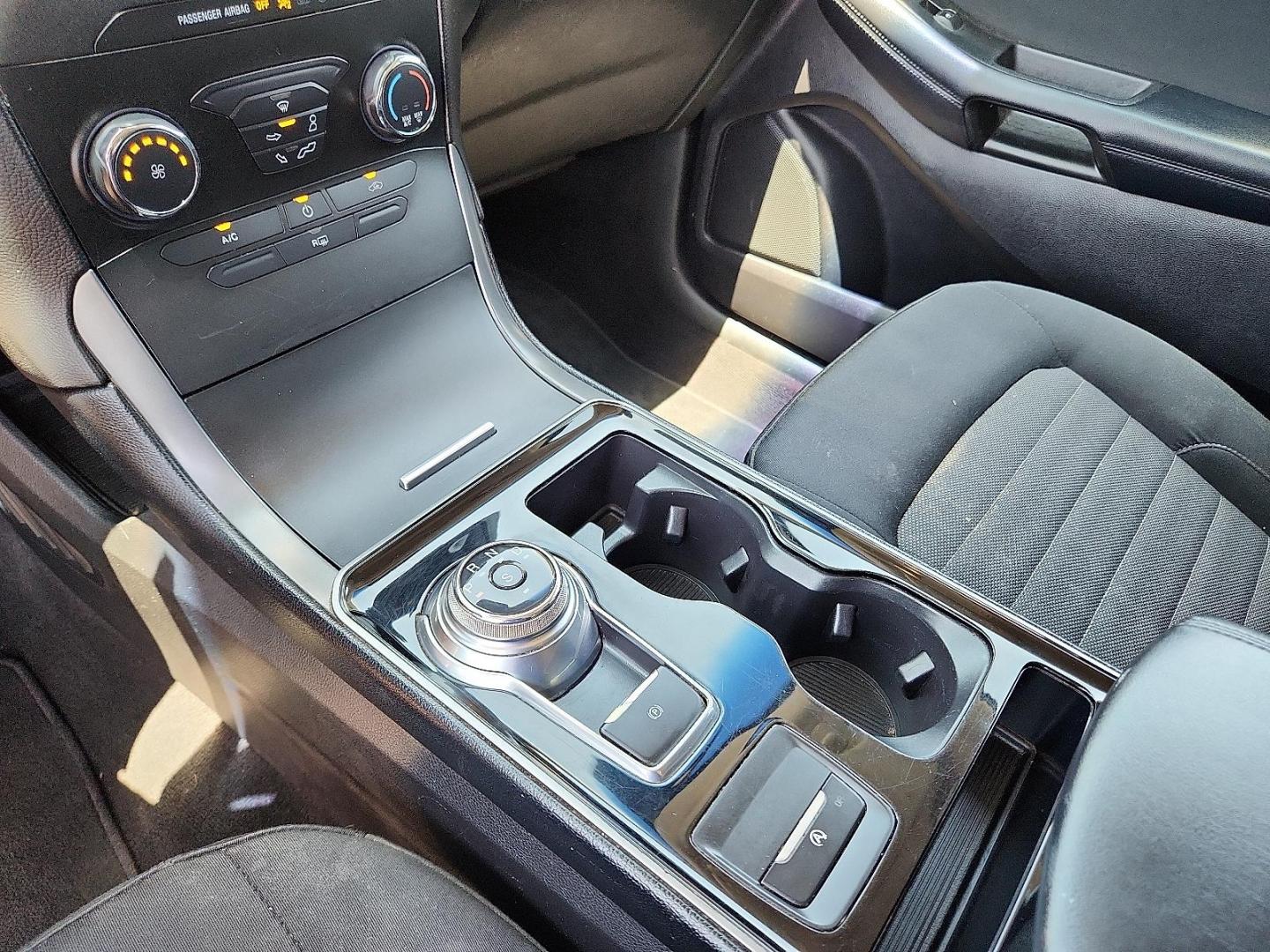 2019 Oxford White Ford Edge SE (2FMPK3G97KB) with an EcoBoost 2L I-4 gasoline direct injection, DOHC, variable valve control, intercooled turbo, premium unleaded, engine with 250HP engine, located at 4110 Avenue Q, Lubbock, 79412, 33.556553, -101.855820 - Photo#11