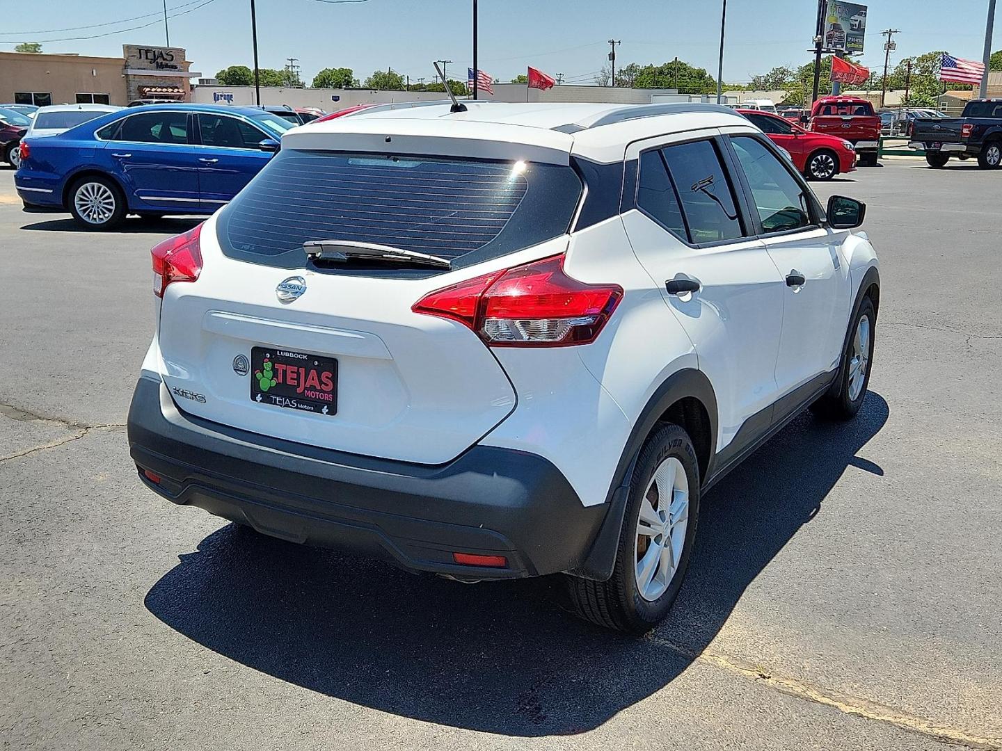 2018 WHITE Nissan Kicks S (3N1CP5CU2JL) with an 1.6L I-4 DOHC, CVTCS variable valve control, regular unleaded, engine with 125HP engine, located at 4110 Avenue Q, Lubbock, 79412, 33.556553, -101.855820 - Photo#1