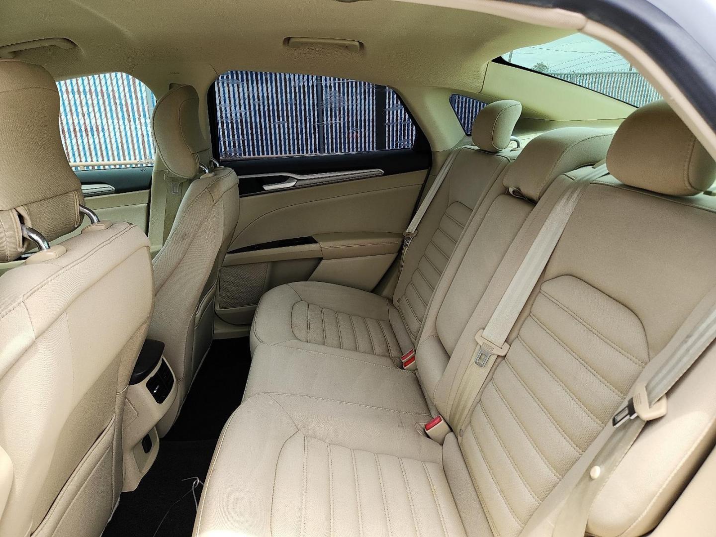 2014 WHITE Ford Fusion SE (3FA6P0H71ER) with an Duratec 2.5L I-4 DOHC, iVCT variable valve control, regular unleaded, engine with 175HP engine, located at 4110 Avenue Q, Lubbock, 79412, 33.556553, -101.855820 - 06/20/2025 KEY IN ENVELOPE GOD - Photo#4