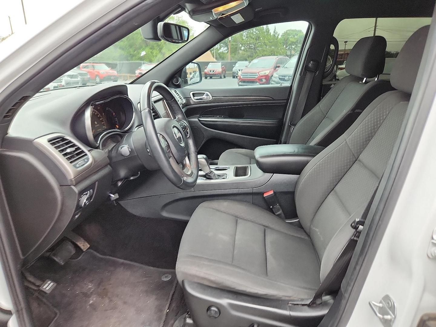 2018 WHITE Jeep Grand Cherokee Laredo E 4x2 (1C4RJEAG1JC) with an Pentastar 3.6L V-6 DOHC, variable valve control, regular unleaded, engine with 293HP engine, located at 4110 Avenue Q, Lubbock, 79412, 33.556553, -101.855820 - 06/21/2025 KEY IN ENVELOPE GOD - Photo#6