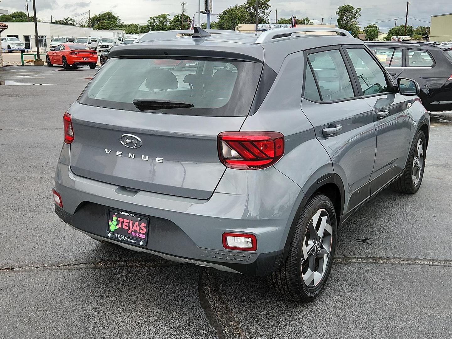 2021 Galactic Gray - R3G /Black - NNB Hyundai Venue SEL (KMHRC8A35MU) with an Smartstream 1.6L I-4 DOHC, CVVT variable valve control, regular unleaded, engine with 121HP engine, located at 4110 Avenue Q, Lubbock, 79412, 33.556553, -101.855820 - Photo#3
