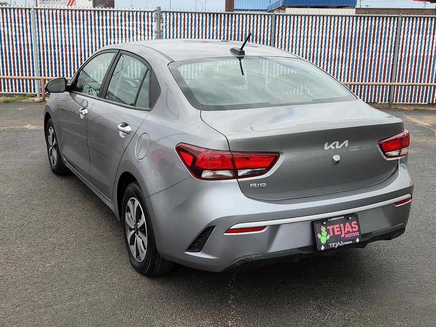 2022 GRAY Kia Rio S (3KPA24AD5NE) with an Gamma-II 1.6L I-4 DOHC, variable valve control, regular unleaded, engine with 120HP engine, located at 4110 Avenue Q, Lubbock, 79412, 33.556553, -101.855820 - Photo#2
