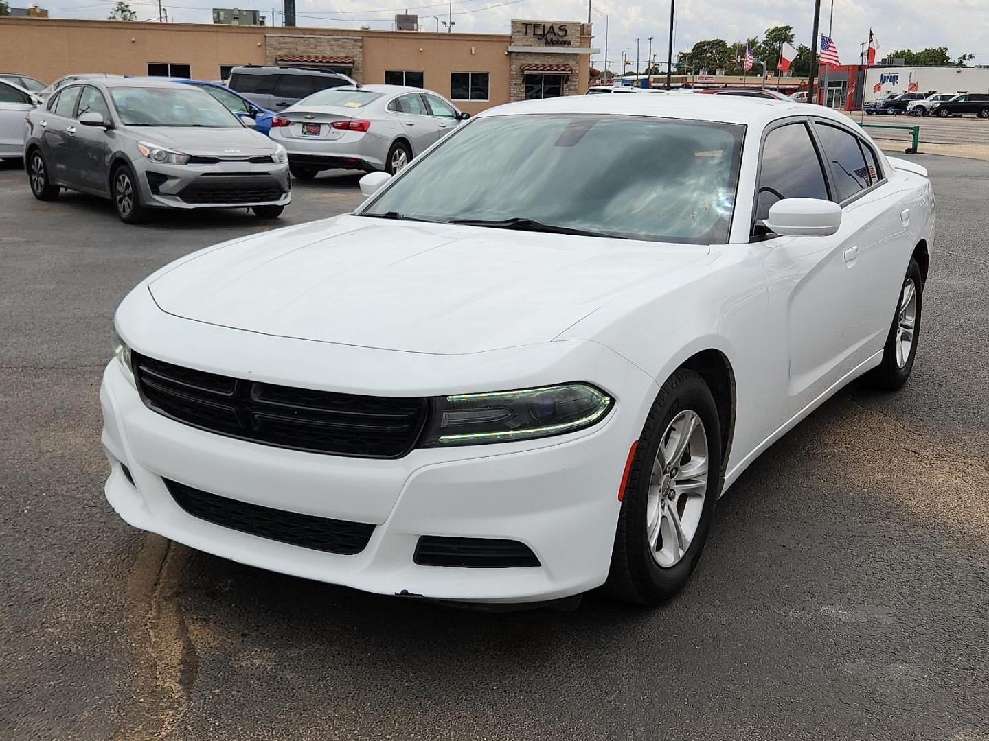 2019 WHITE Dodge Charger SXT RWD (2C3CDXBG1KH) with an Pentastar 3.6L V-6 DOHC, variable valve control, regular unleaded, engine with 292HP engine, located at 4110 Avenue Q, Lubbock, 79412, 33.556553, -101.855820 - Photo#3