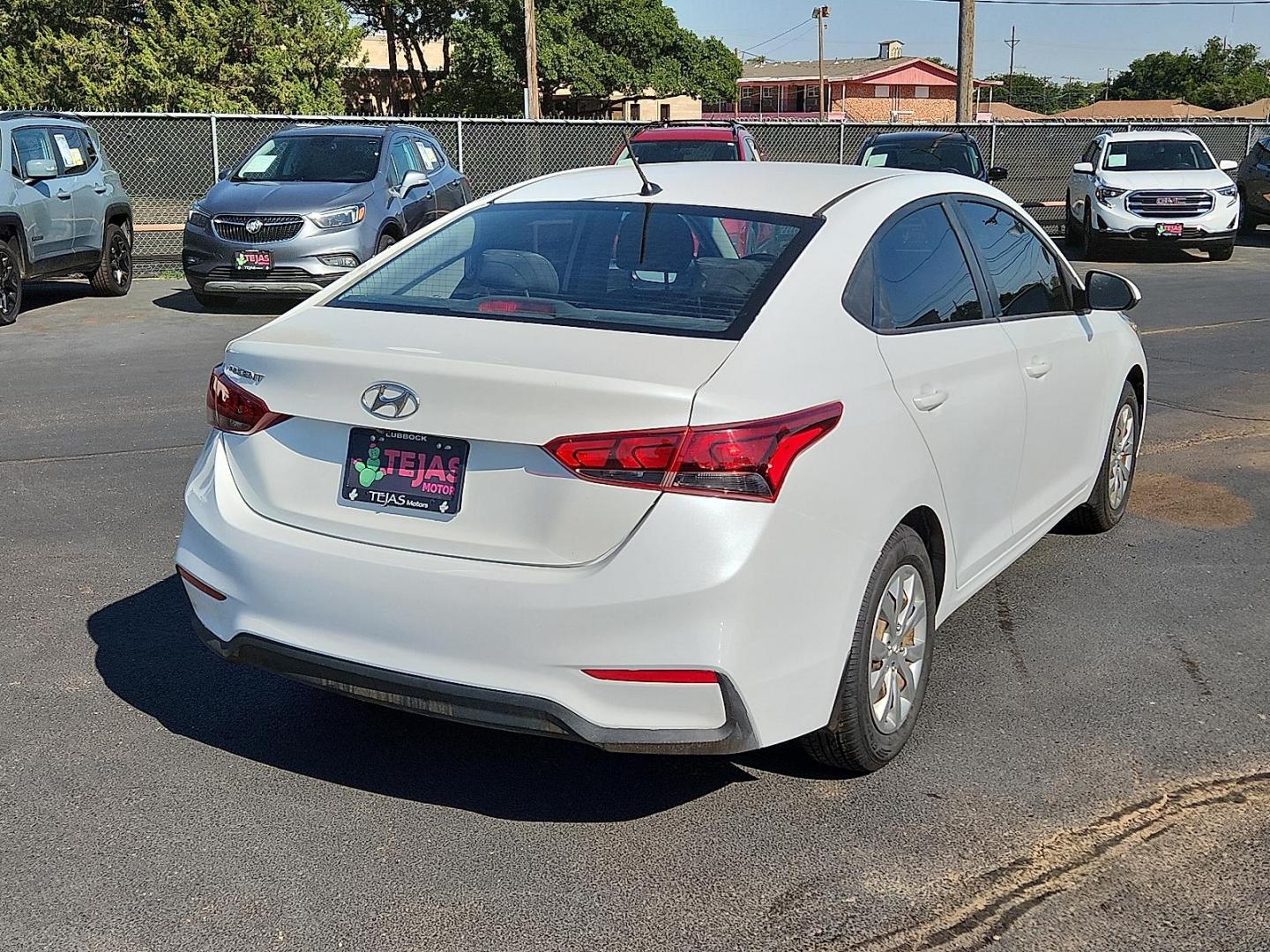 2018 WHITE Hyundai Accent SE (3KPC24A30JE) with an 1.6L I-4 gasoline direct injection, DOHC, D-CVVT variable valve control, regular unleaded, engine with 130HP engine, located at 4110 Avenue Q, Lubbock, 79412, 33.556553, -101.855820 - Photo#1