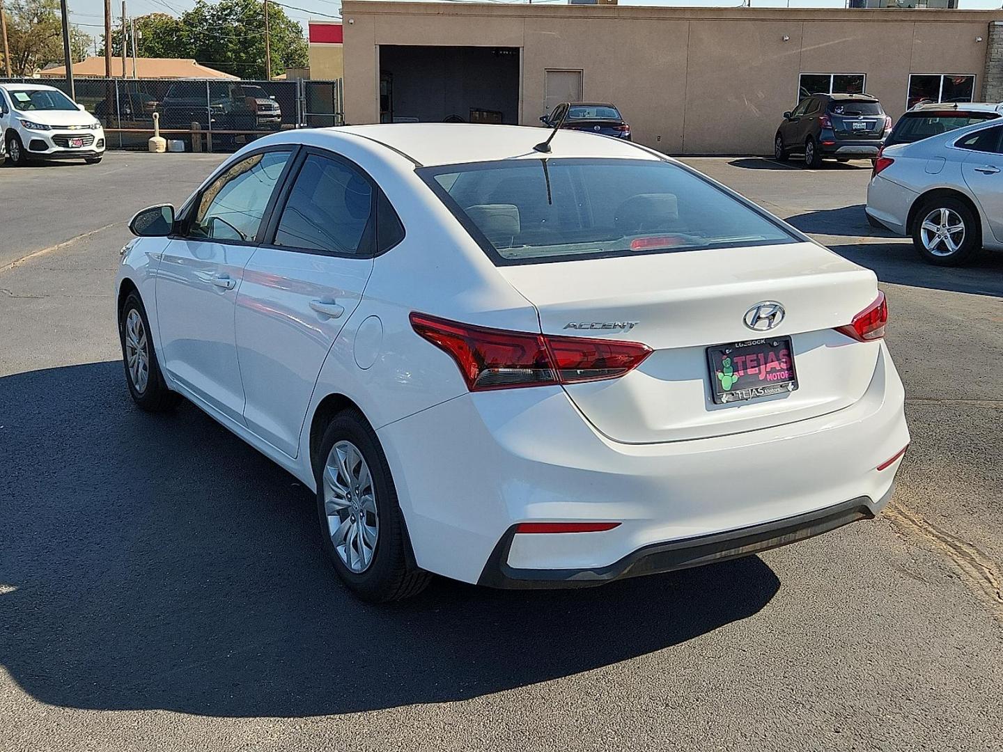2018 WHITE Hyundai Accent SE (3KPC24A30JE) with an 1.6L I-4 gasoline direct injection, DOHC, D-CVVT variable valve control, regular unleaded, engine with 130HP engine, located at 4110 Avenue Q, Lubbock, 79412, 33.556553, -101.855820 - Photo#2