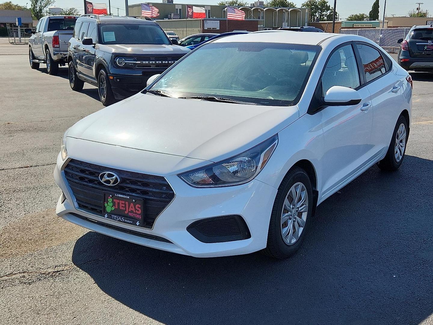 2018 WHITE Hyundai Accent SE (3KPC24A30JE) with an 1.6L I-4 gasoline direct injection, DOHC, D-CVVT variable valve control, regular unleaded, engine with 130HP engine, located at 4110 Avenue Q, Lubbock, 79412, 33.556553, -101.855820 - Photo#3