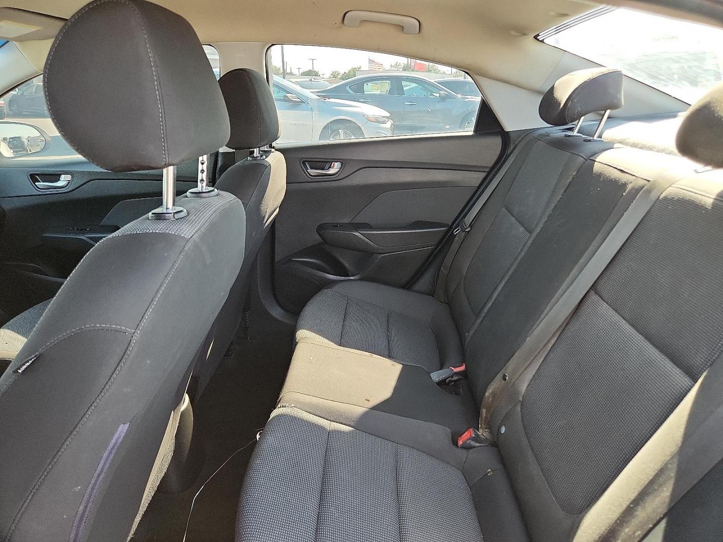 2018 WHITE Hyundai Accent SE (3KPC24A30JE) with an 1.6L I-4 gasoline direct injection, DOHC, D-CVVT variable valve control, regular unleaded, engine with 130HP engine, located at 4110 Avenue Q, Lubbock, 79412, 33.556553, -101.855820 - Photo#4