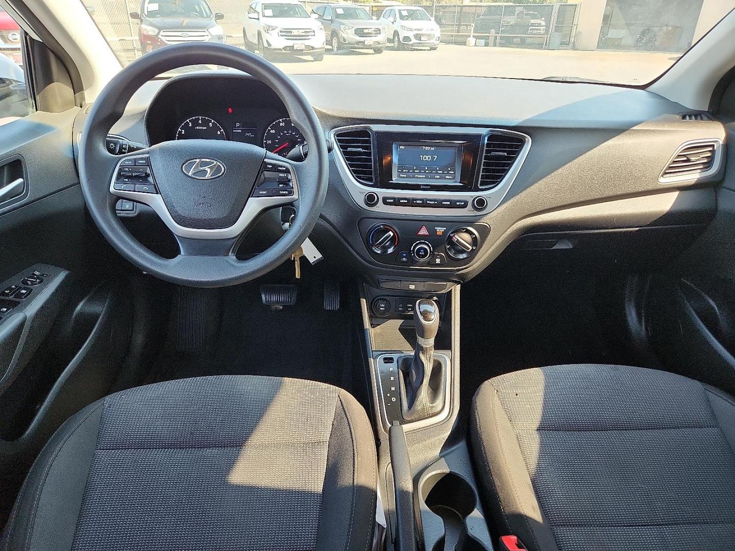 2018 WHITE Hyundai Accent SE (3KPC24A30JE) with an 1.6L I-4 gasoline direct injection, DOHC, D-CVVT variable valve control, regular unleaded, engine with 130HP engine, located at 4110 Avenue Q, Lubbock, 79412, 33.556553, -101.855820 - Photo#5