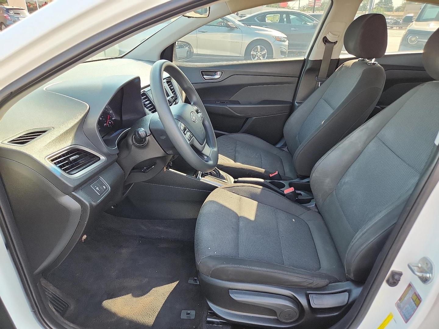 2018 WHITE Hyundai Accent SE (3KPC24A30JE) with an 1.6L I-4 gasoline direct injection, DOHC, D-CVVT variable valve control, regular unleaded, engine with 130HP engine, located at 4110 Avenue Q, Lubbock, 79412, 33.556553, -101.855820 - Photo#6