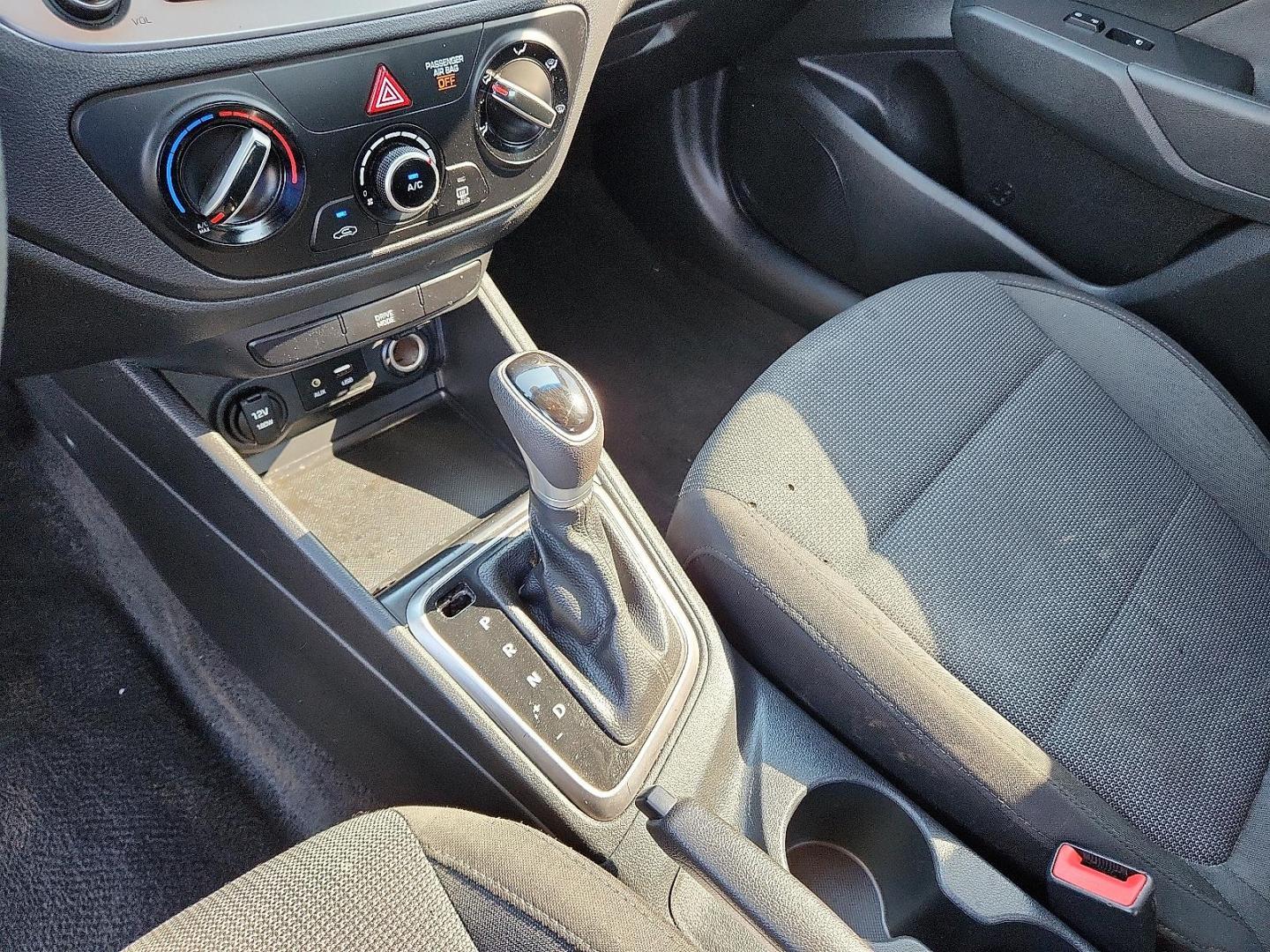 2018 WHITE Hyundai Accent SE (3KPC24A30JE) with an 1.6L I-4 gasoline direct injection, DOHC, D-CVVT variable valve control, regular unleaded, engine with 130HP engine, located at 4110 Avenue Q, Lubbock, 79412, 33.556553, -101.855820 - Photo#11