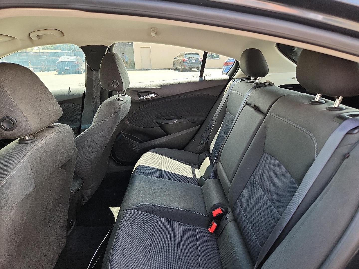 2018 GRAY Chevrolet Cruze LT Auto (3G1BE6SM8JS) with an 1.4L I-4 gasoline direct injection, DOHC, variable valve control, intercooled turbo, regular unleaded, engine with 153HP engine, located at 4110 Avenue Q, Lubbock, 79412, 33.556553, -101.855820 - Photo#4