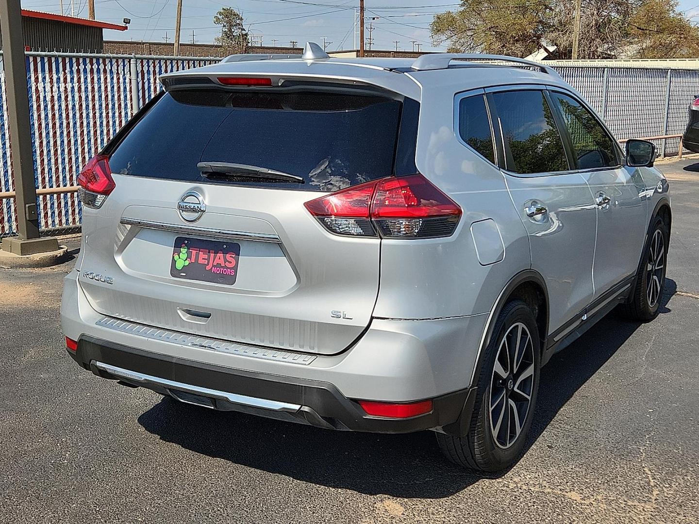 2018 SILVER Nissan Rogue SL (JN8AT2MT5JW) with an 2.5L I-4 DOHC, variable valve control, regular unleaded, engine with 170HP engine, located at 4110 Avenue Q, Lubbock, 79412, 33.556553, -101.855820 - Photo#1