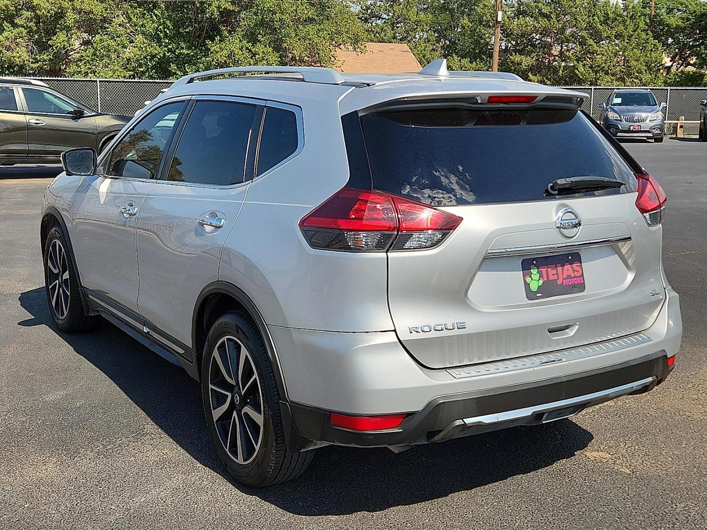 2018 SILVER Nissan Rogue SL (JN8AT2MT5JW) with an 2.5L I-4 DOHC, variable valve control, regular unleaded, engine with 170HP engine, located at 4110 Avenue Q, Lubbock, 79412, 33.556553, -101.855820 - Photo#2