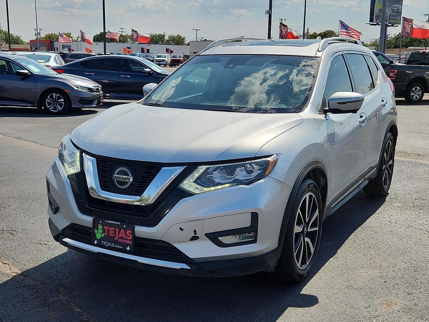 2018 SILVER Nissan Rogue SL (JN8AT2MT5JW) with an 2.5L I-4 DOHC, variable valve control, regular unleaded, engine with 170HP engine, located at 4110 Avenue Q, Lubbock, 79412, 33.556553, -101.855820 - Photo#3