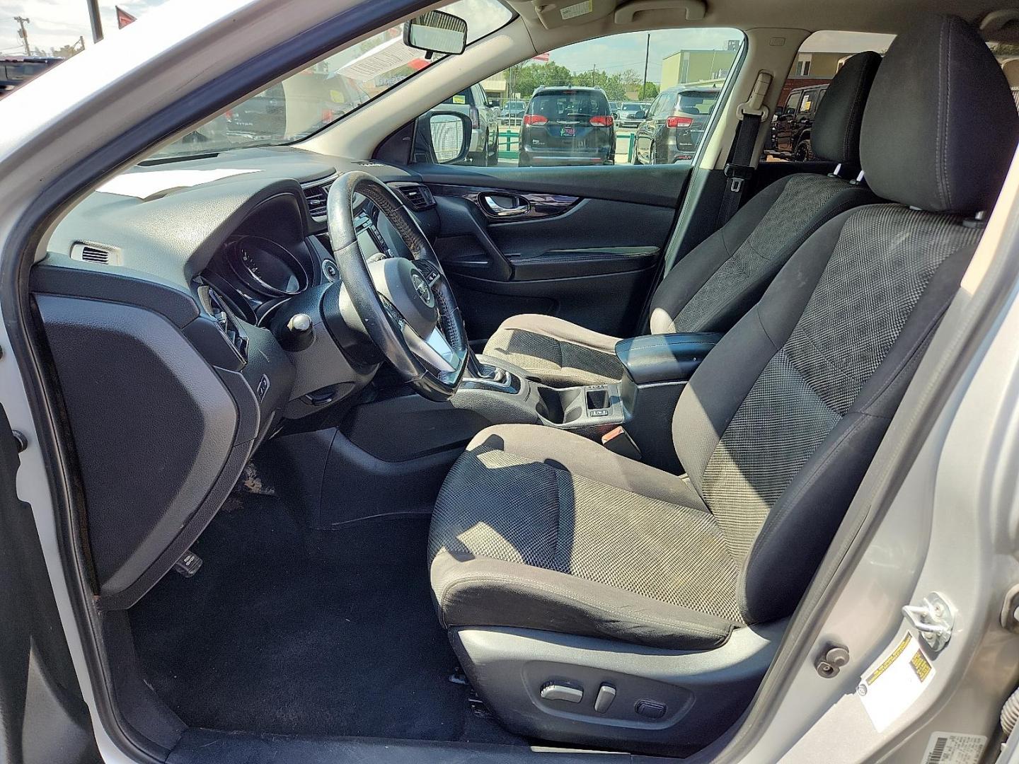 2017 SILVER Nissan Rogue Sport SV (JN1BJ1CP0HW) with an 2L I-4 gasoline direct injection, DOHC, CVTC variable valve control, regular unleaded, engine with 141HP engine, located at 4110 Avenue Q, Lubbock, 79412, 33.556553, -101.855820 - 09/12/2025 KEY IN ENVELOPE GOD - Photo#6