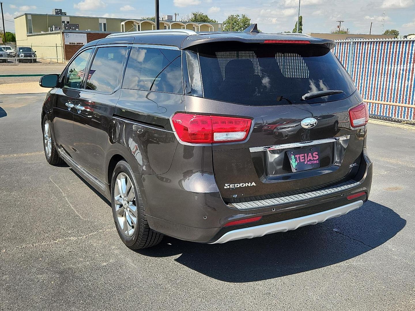 2018 BROWN Kia Sedona SX Limited (KNDME5C1XJ6) with an Lambda 3.3L V-6 gasoline direct injection, DOHC, CVVT variable valve control, regular unleaded, engine with 276HP engine, located at 4110 Avenue Q, Lubbock, 79412, 33.556553, -101.855820 - 09/17/2025 key in envelope god - Photo#2