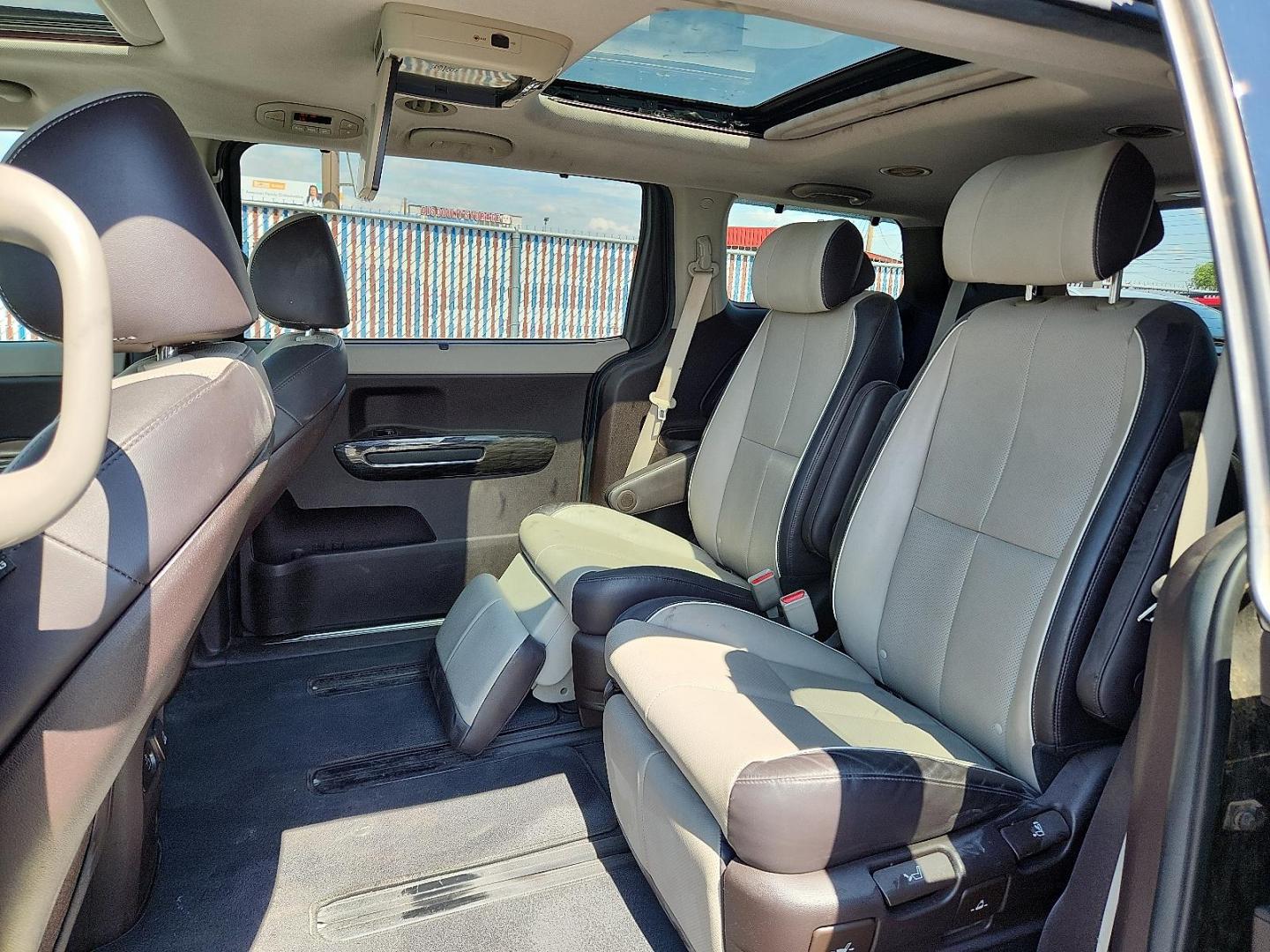 2018 BROWN Kia Sedona SX Limited (KNDME5C1XJ6) with an Lambda 3.3L V-6 gasoline direct injection, DOHC, CVVT variable valve control, regular unleaded, engine with 276HP engine, located at 4110 Avenue Q, Lubbock, 79412, 33.556553, -101.855820 - 09/17/2025 key in envelope god - Photo#5