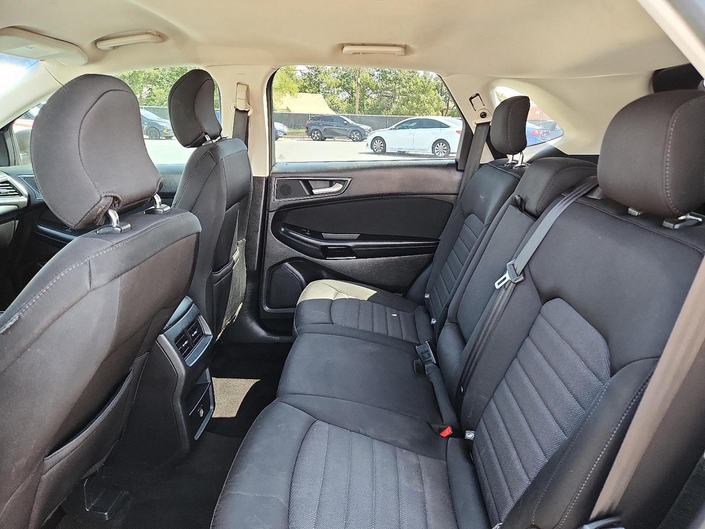 2017 SILVER Ford Edge SE (2FMPK4G97HB) with an EcoBoost 2L I-4 gasoline direct injection, DOHC, variable valve control, intercooled turbo, premium unleaded, engine with 245HP engine, located at 4110 Avenue Q, Lubbock, 79412, 33.556553, -101.855820 - Photo#4