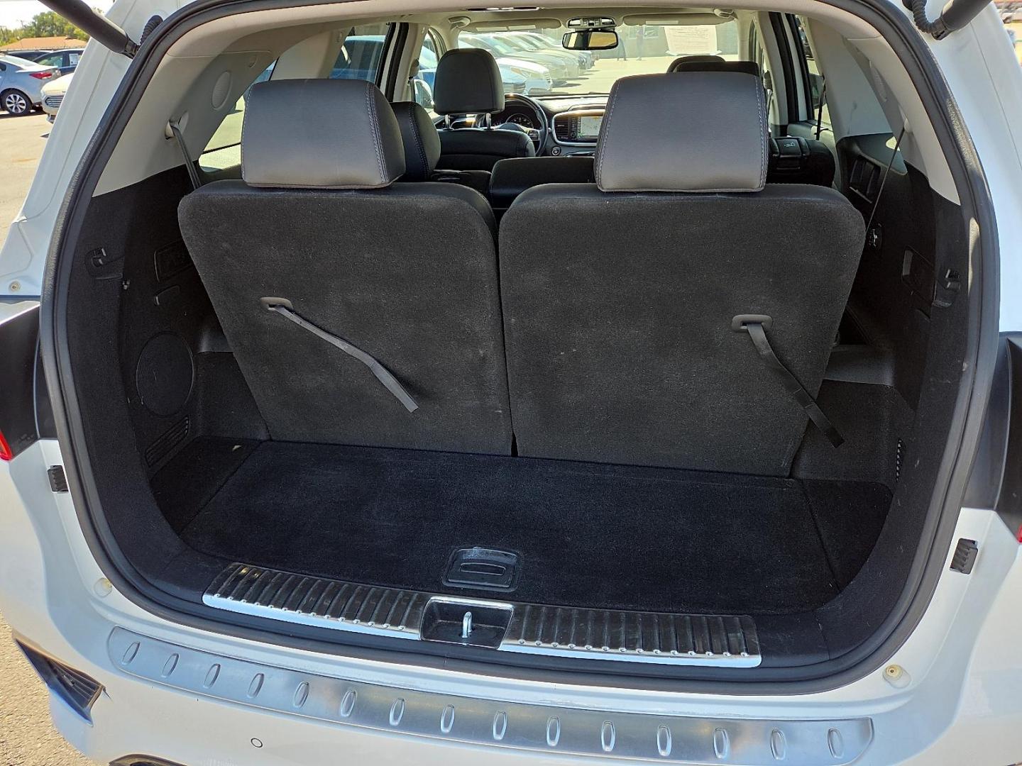 2019 Snow White Pearl - SWP /Black - WK Kia Sorento 3.3L SX (5XYPK4A53KG) with an Lambda II 3.3L V-6 gasoline direct injection, DOHC, D-CVVT variable valve control, regular unleaded, engine with 290HP engine, located at 4110 Avenue Q, Lubbock, 79412, 33.556553, -101.855820 - 10/02/2025 KEY IN ENVELOPE GOD - Photo#4