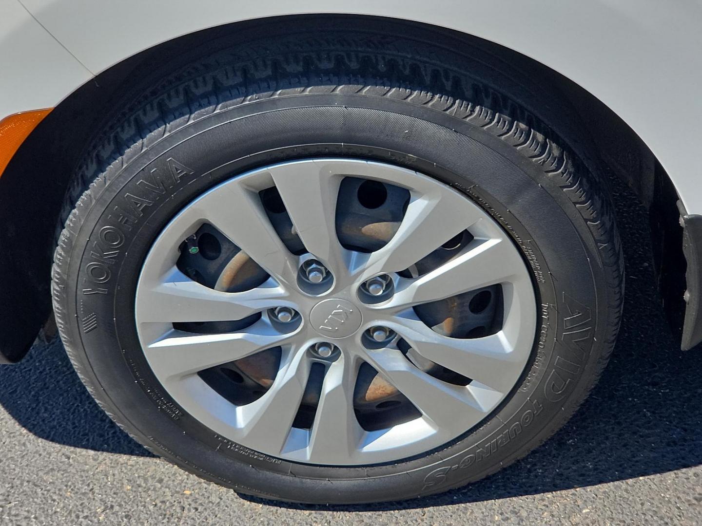 2021 Snow White Pearl - SWP /Black/Gray - GDM Kia Soul LX (KNDJ23AU4M7) with an 2L I-4 DOHC, D-CVVT variable valve control, regular unleaded, engine with 147HP engine, located at 4110 Avenue Q, Lubbock, 79412, 33.556553, -101.855820 - Photo#5