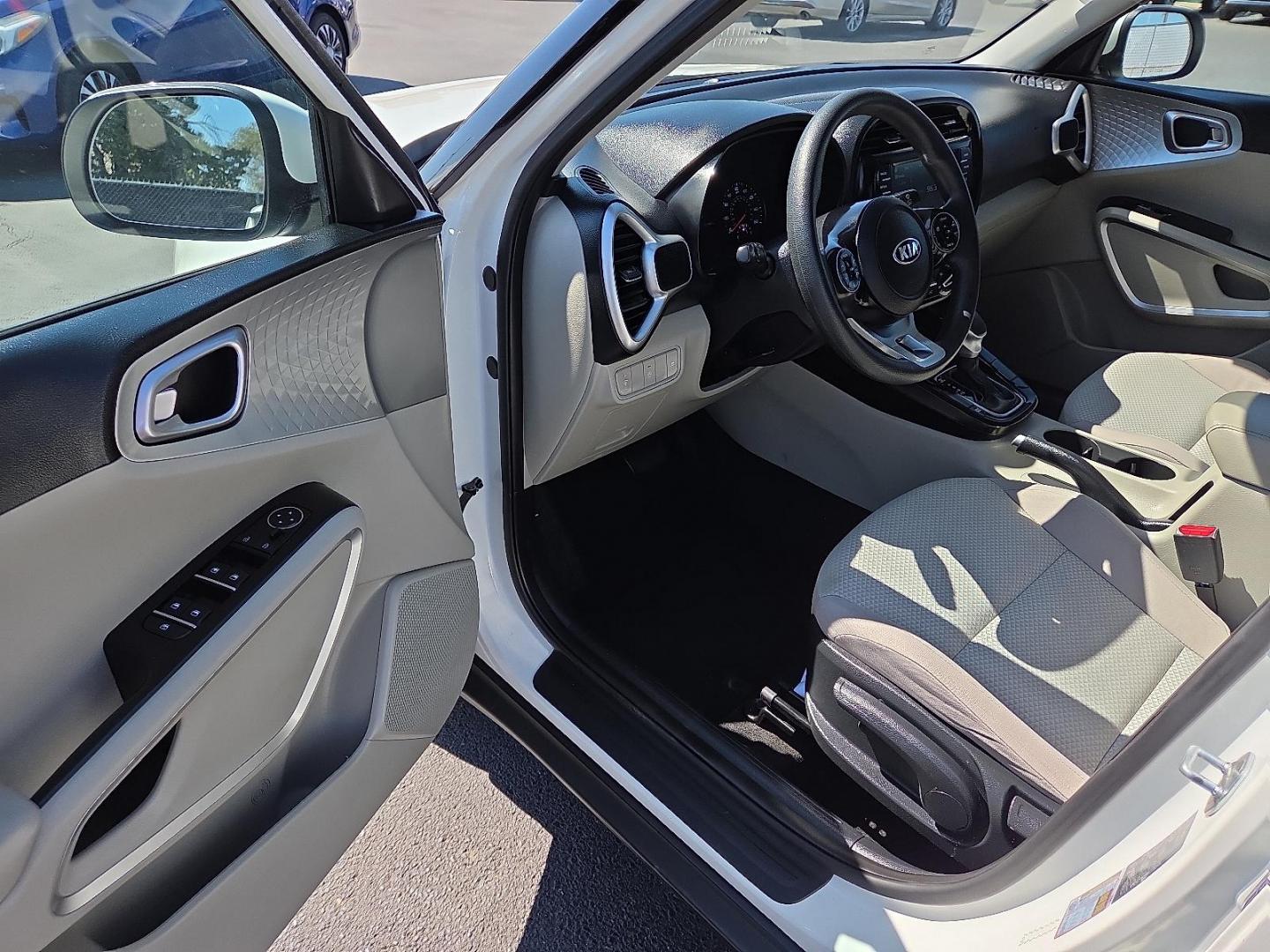 2021 Snow White Pearl - SWP /Black/Gray - GDM Kia Soul LX (KNDJ23AU4M7) with an 2L I-4 DOHC, D-CVVT variable valve control, regular unleaded, engine with 147HP engine, located at 4110 Avenue Q, Lubbock, 79412, 33.556553, -101.855820 - Photo#9