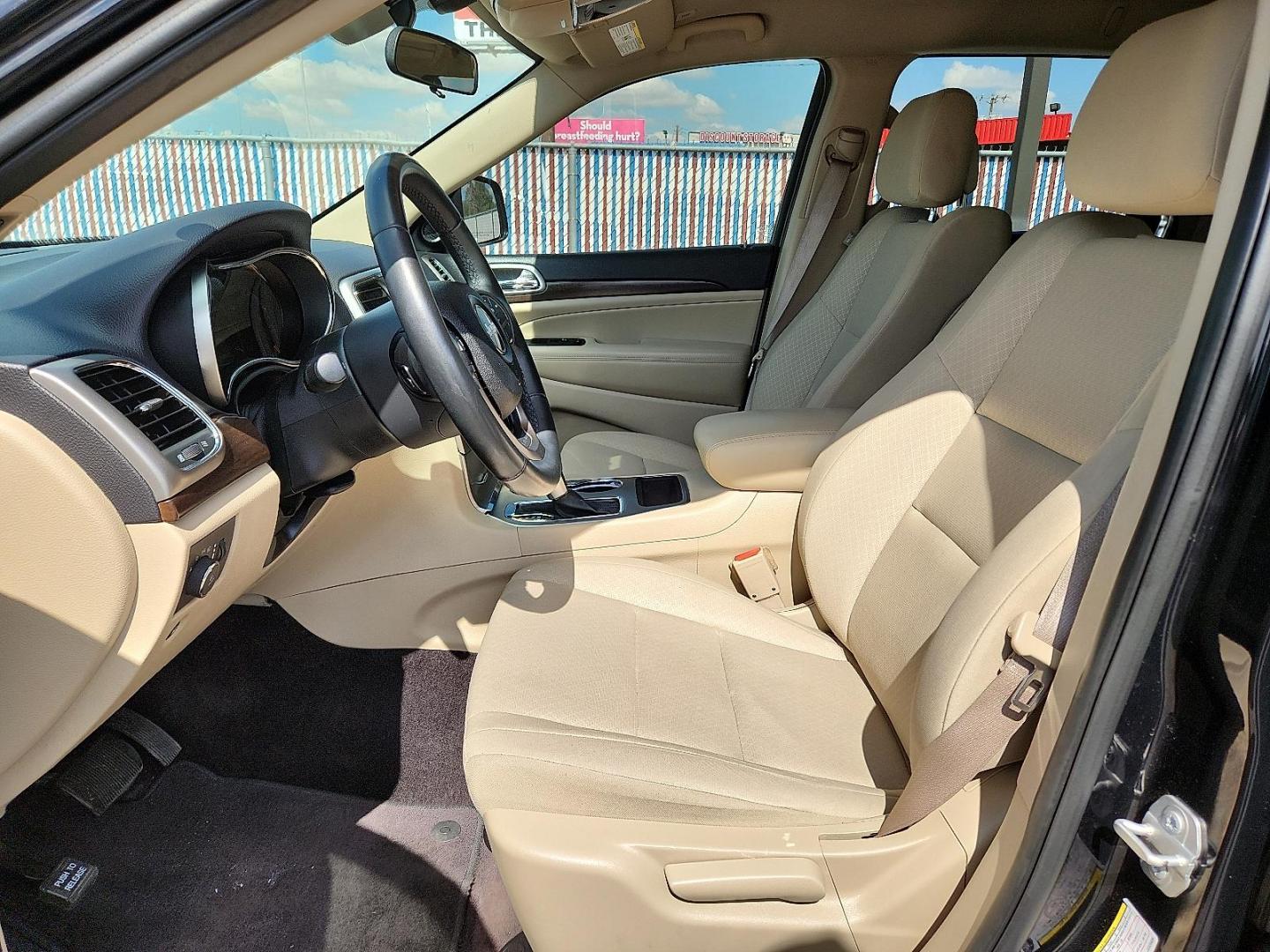 2018 BLACK Jeep Grand Cherokee Laredo 4x4 (1C4RJFAG2JC) with an Pentastar 3.6L V-6 DOHC, variable valve control, regular unleaded, engine with 293HP engine, located at 4110 Avenue Q, Lubbock, 79412, 33.556553, -101.855820 - 10/07/2025 KEY IN ENVELOPE GOD - Photo#6
