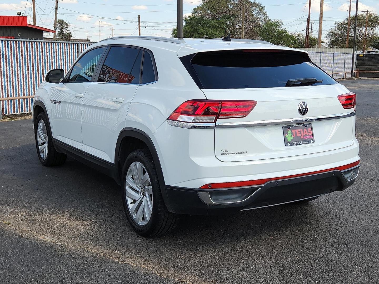 2020 WHITE Volkswagen Atlas Cross Sport 2.0T SE w/Technology R-Line (1V25C2CA9LC) with an 2L I-4 gasoline direct injection, DOHC, variable valve control, intercooled turbo, premium unleaded, engine with 235HP engine, located at 4110 Avenue Q, Lubbock, 79412, 33.556553, -101.855820 - Photo#2