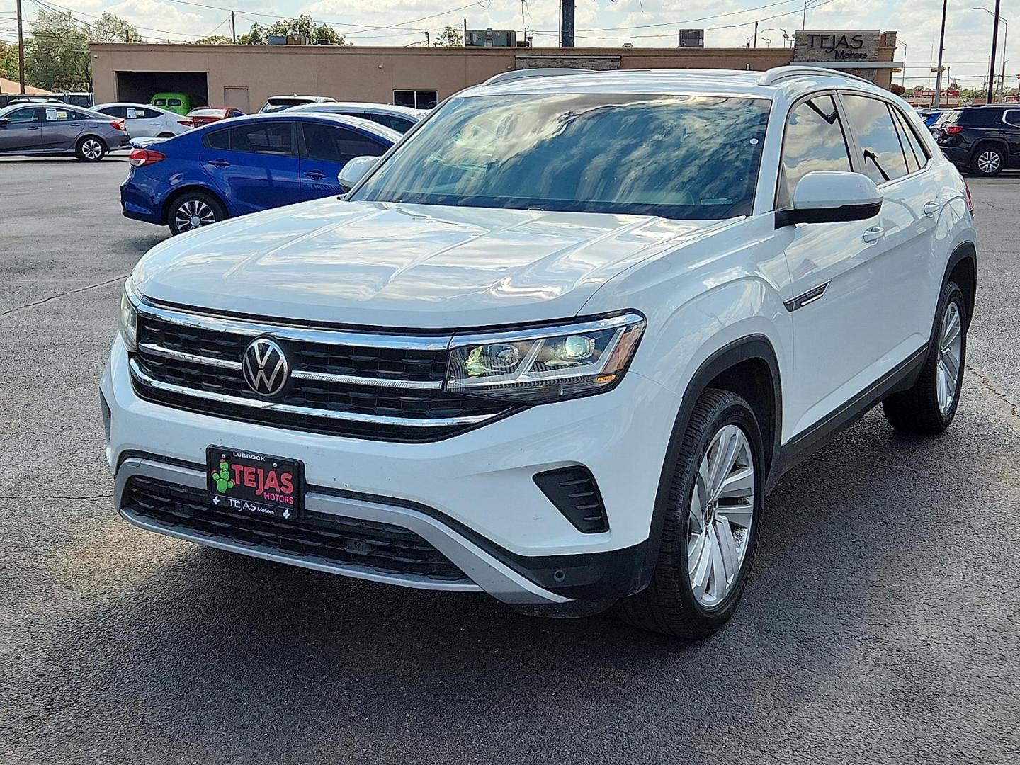 2020 WHITE Volkswagen Atlas Cross Sport 2.0T SE w/Technology R-Line (1V25C2CA9LC) with an 2L I-4 gasoline direct injection, DOHC, variable valve control, intercooled turbo, premium unleaded, engine with 235HP engine, located at 4110 Avenue Q, Lubbock, 79412, 33.556553, -101.855820 - Photo#3