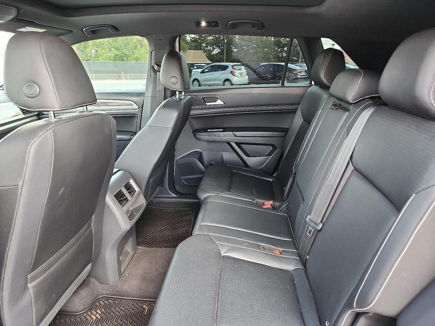 2020 WHITE Volkswagen Atlas Cross Sport 2.0T SE w/Technology R-Line (1V25C2CA9LC) with an 2L I-4 gasoline direct injection, DOHC, variable valve control, intercooled turbo, premium unleaded, engine with 235HP engine, located at 4110 Avenue Q, Lubbock, 79412, 33.556553, -101.855820 - Photo#4